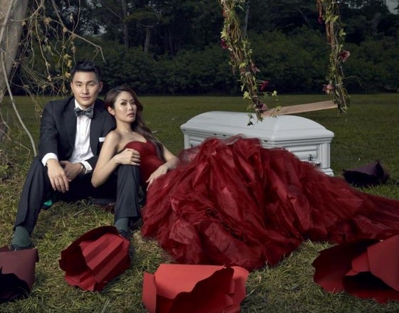 El tétrico álbum de boda de dos enterradores en pleno cementerio