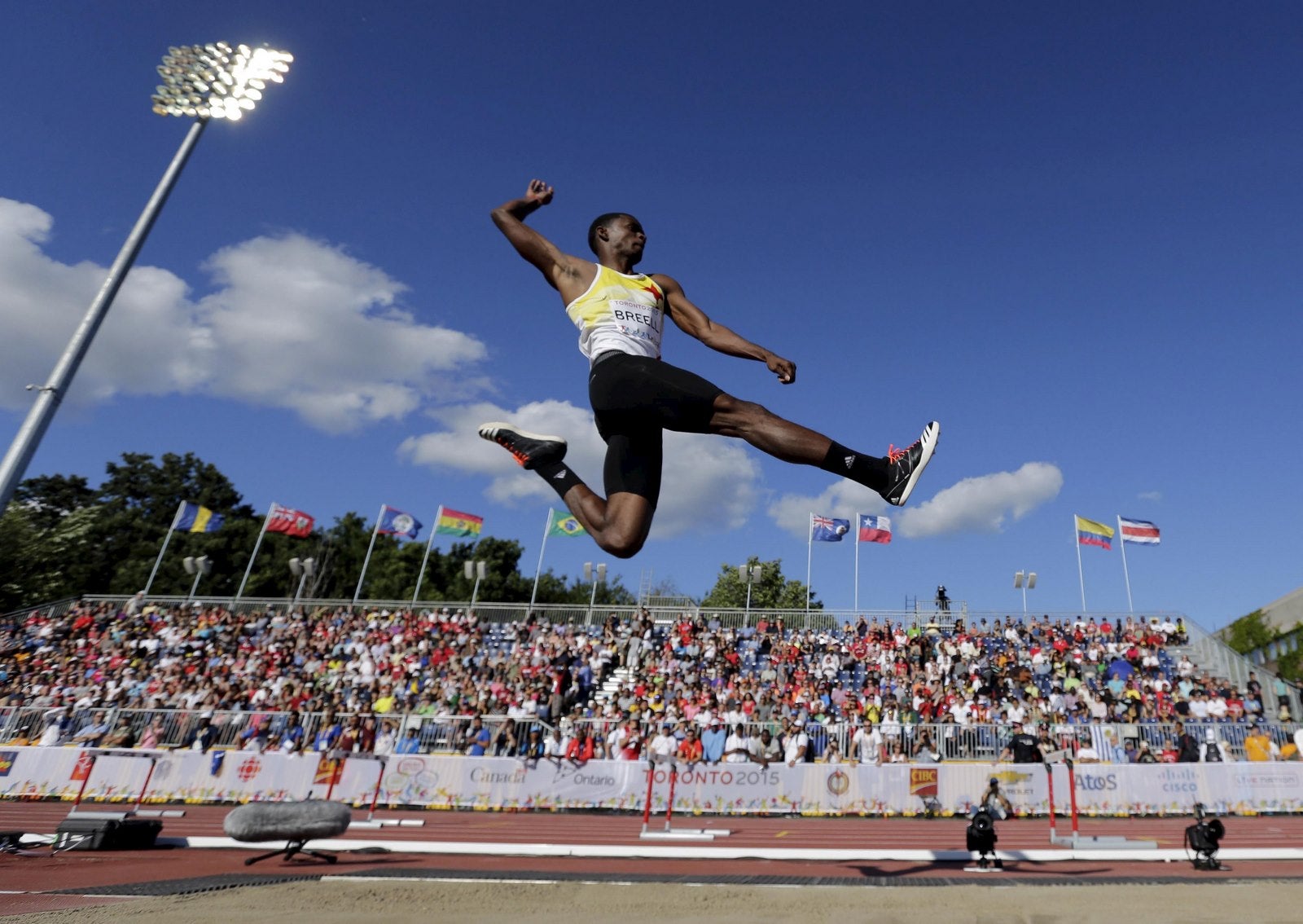 Quincy Breell de Aruba en salto final durante los Juegos Panamericanos en el Estadio CIBC Pan Am Atletismo.