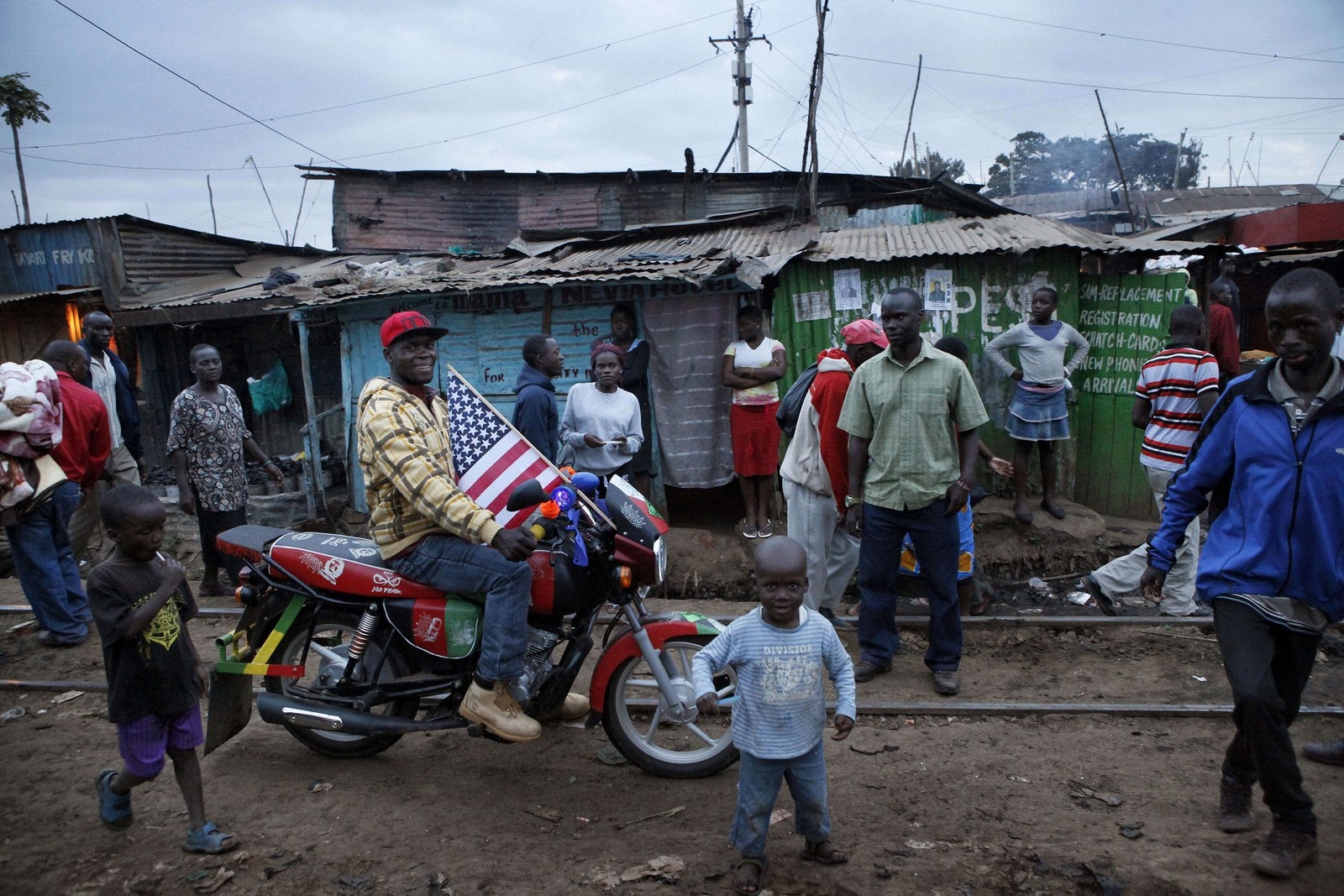 Un hombre conduce una moto decorada con una bandera americana en Kamukunji en, Nairobi el para celebrar la visita del presidente estadounidense Barack Obama a Kenia.