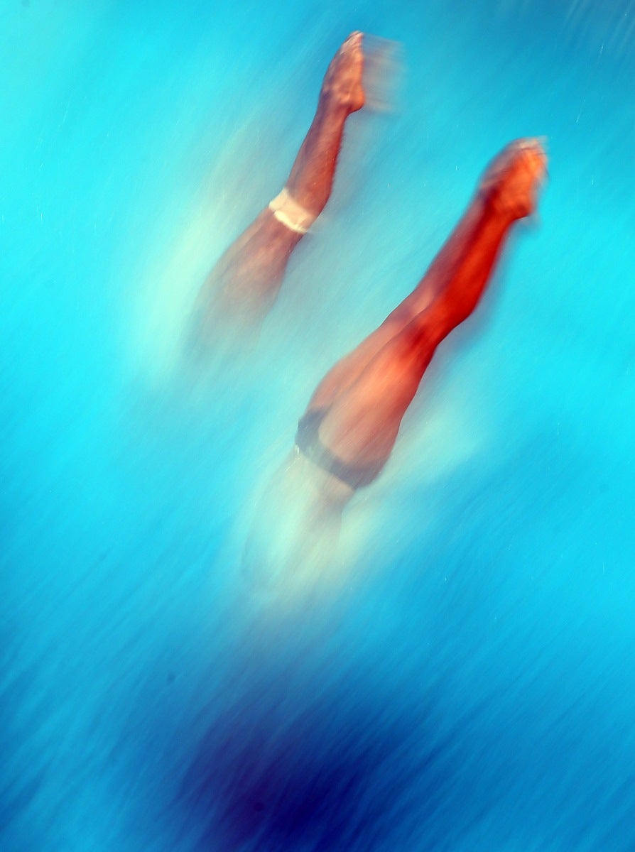 El mexicano Iván García Navarro (L) y el alemán Saúl Sánchez compiten en la plataforma 10m en el Campeonato Mundial FINA 2015 en Kazan.