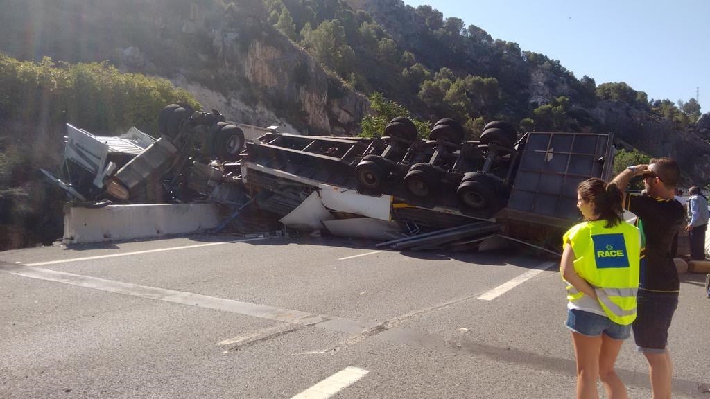 Cortada la A-44 en dirección a Granada por el vuelco de un camión