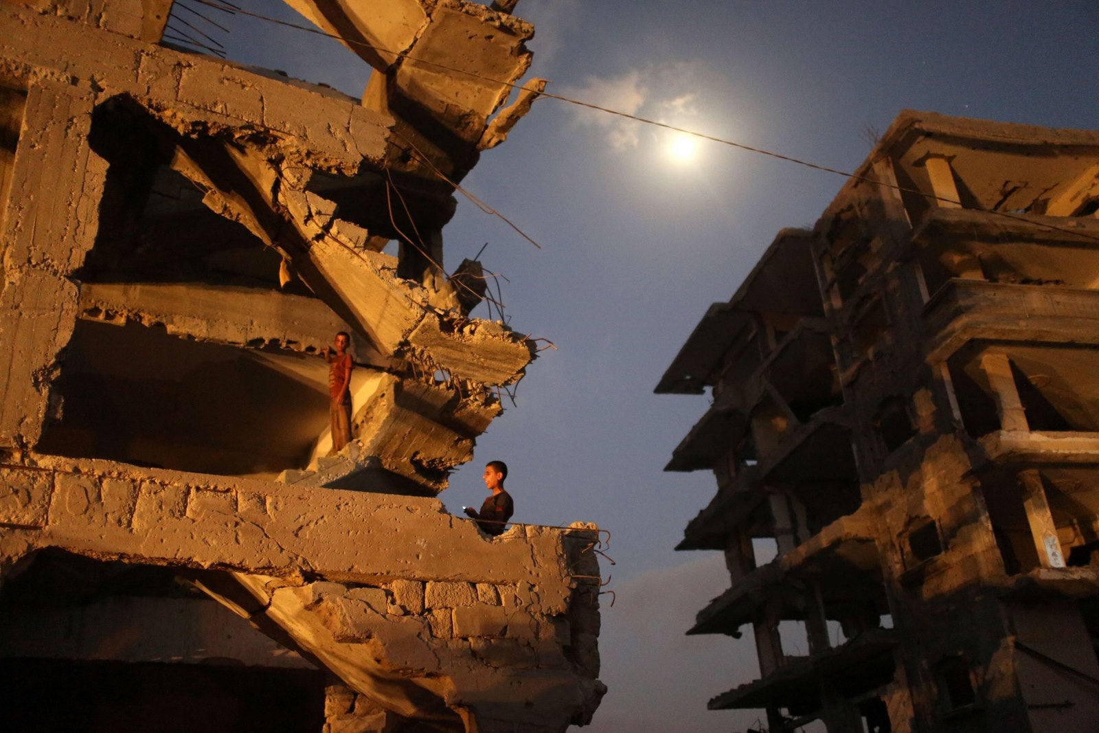 Niños palestinos están dentro de su casa dañada en al-Tufah, en el este de la ciudad de Gaza.