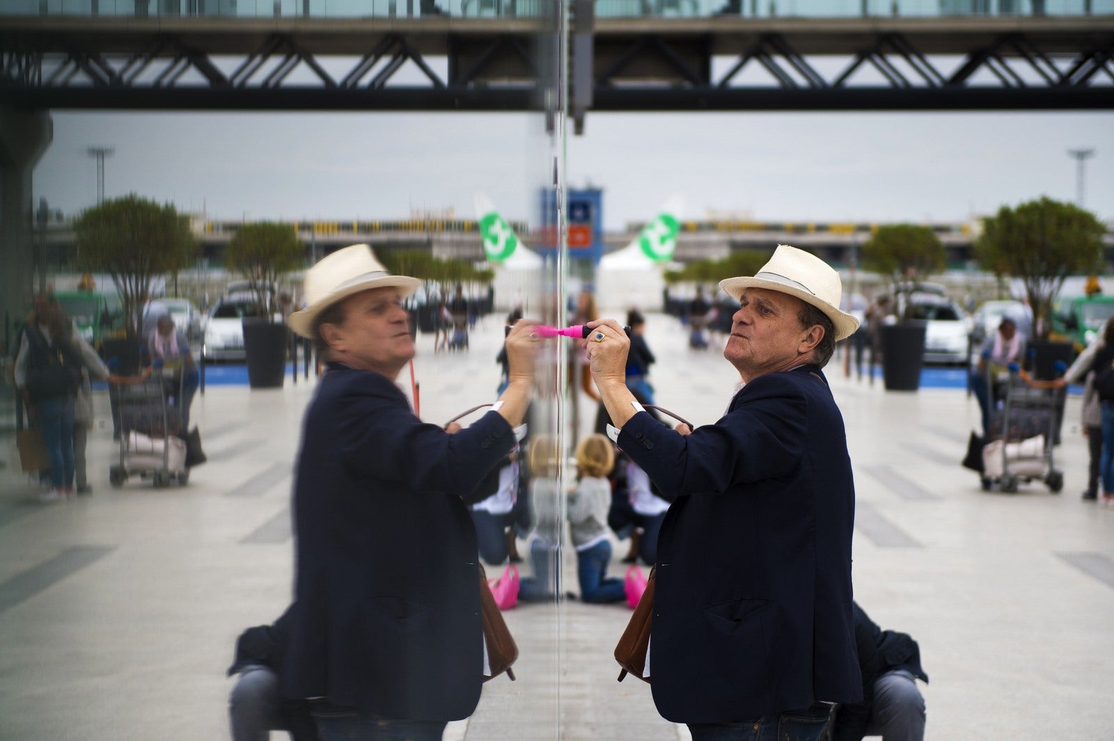 El diseñador de moda francés y artista Jean-Charles de Castelbajac dibuja en los muros del aeropuerto de París-Orly.