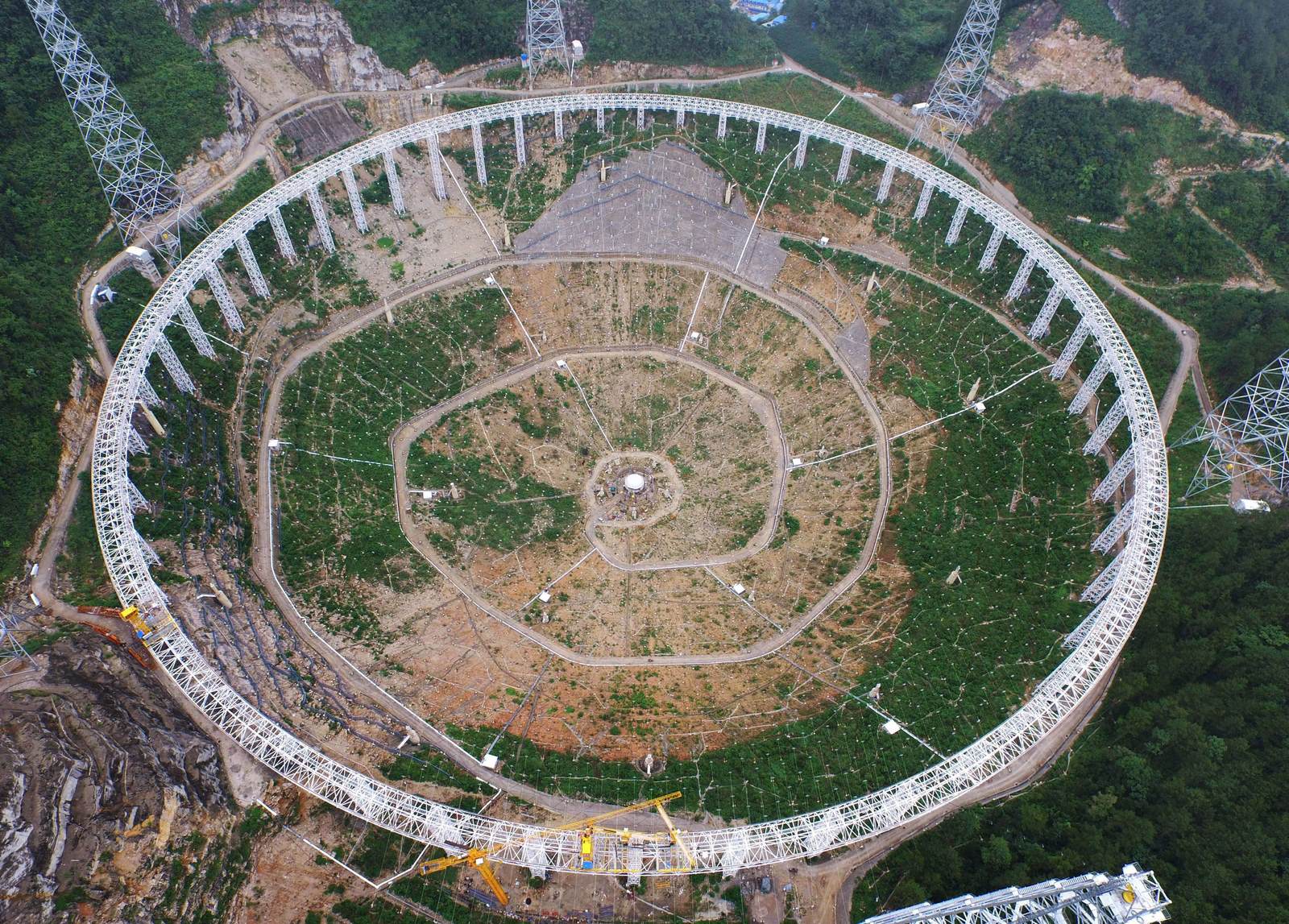 500 metros de abertura esférica Radio Telescope (FAST) en construcción en Pingtang, la provincia de Guizhou, suroeste de China.