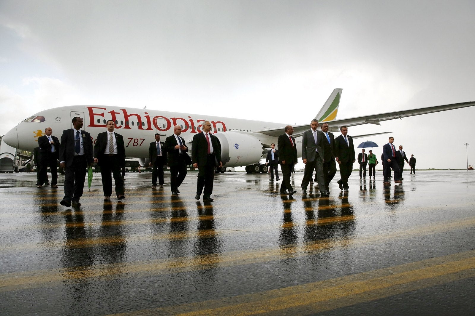 El presidente estadounidense, Barack Obama después de ver un Boeing 787 de Ethiopian Airlines en el Aeropuerto Internacional de Bole antes de partir Addis Abeba, Etiopía.