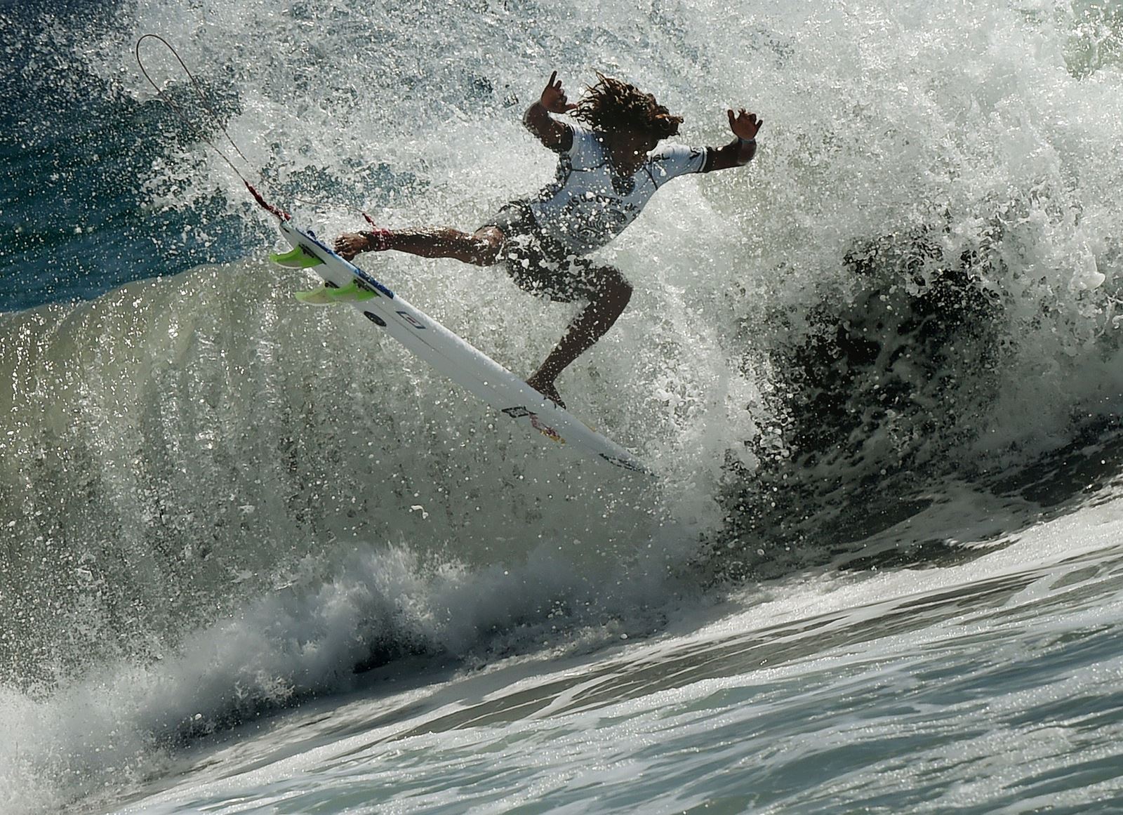 EL surfista Carlos Muñoz de Costa Rica pone un poco de aire mientras compite durante el Open de surf en Huntington Beach, California.