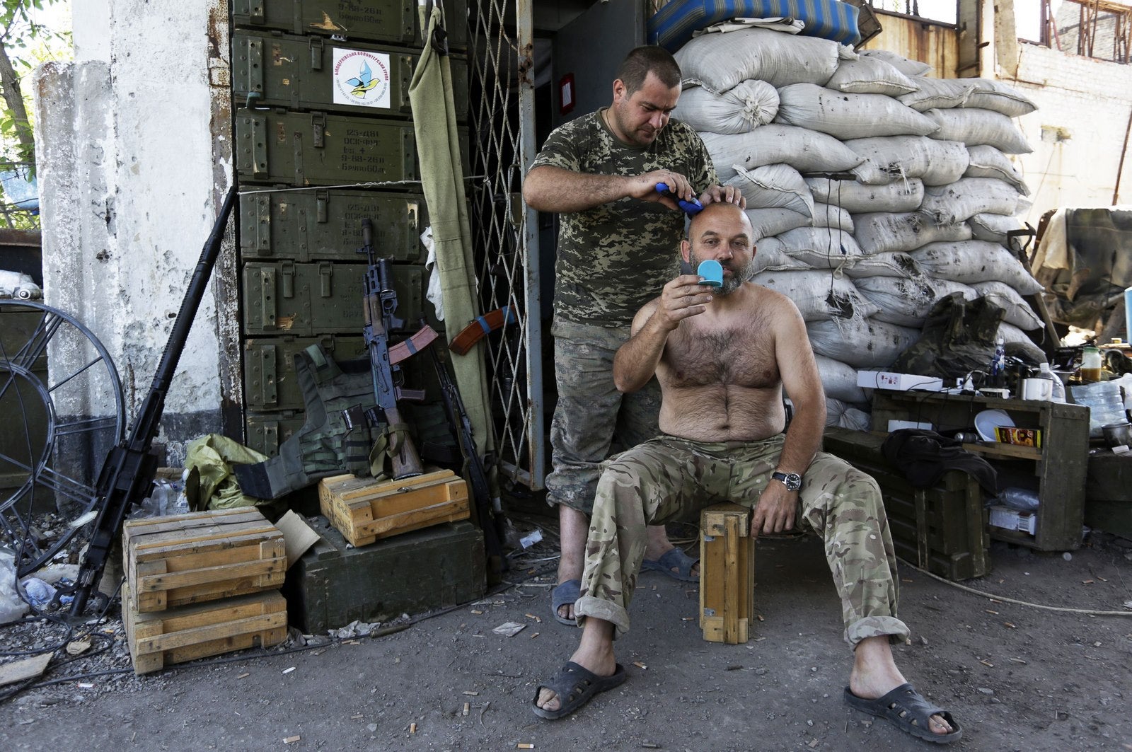 Un soldado ucraniano pela a otro de las fuerzas ucranianas en la mina Butovka destruido cerca del aeropuerto de Donetsk.