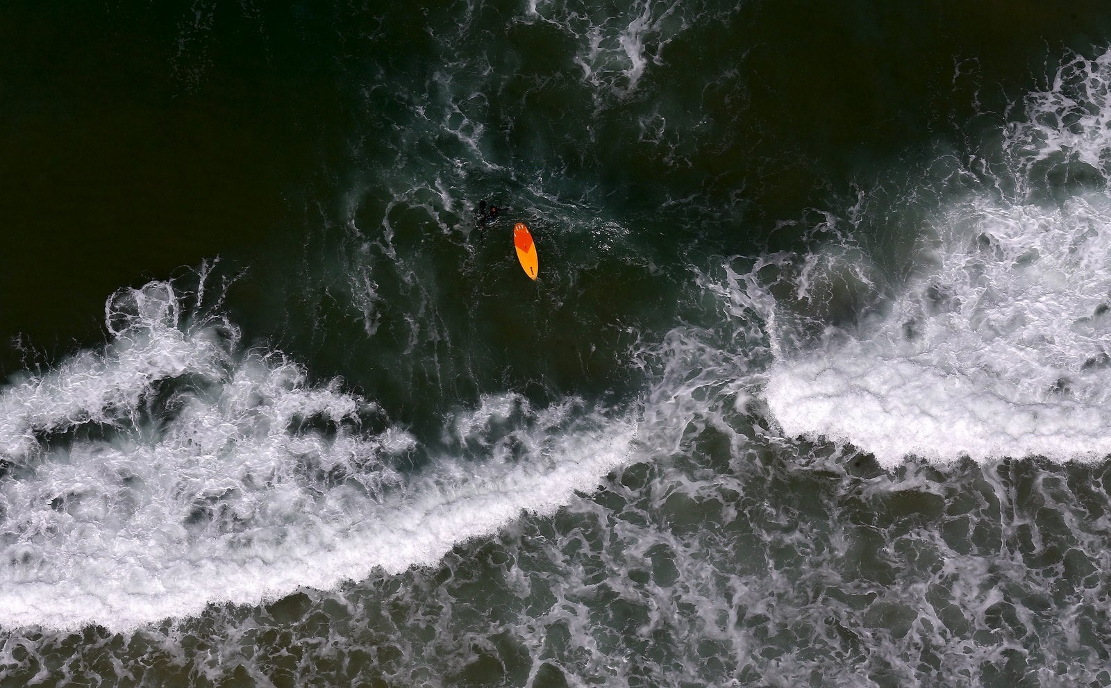 Surf en la playa de Barra da Tijuca, en Río de Janeiro, Brasil.
