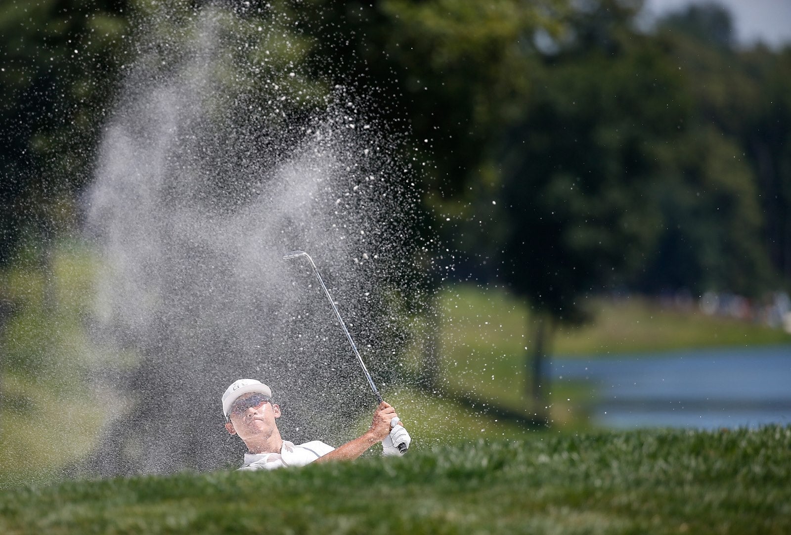 Whee Kim golpea en el hoyo 12 durante la segunda ronda de la Quicken Loans Nacional en el club de golf Robert Trent Jones, de Gainesville, Virginia.
