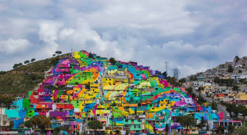 La genial obra multicolor de unos artistas mexicanos en una barriada deprimida