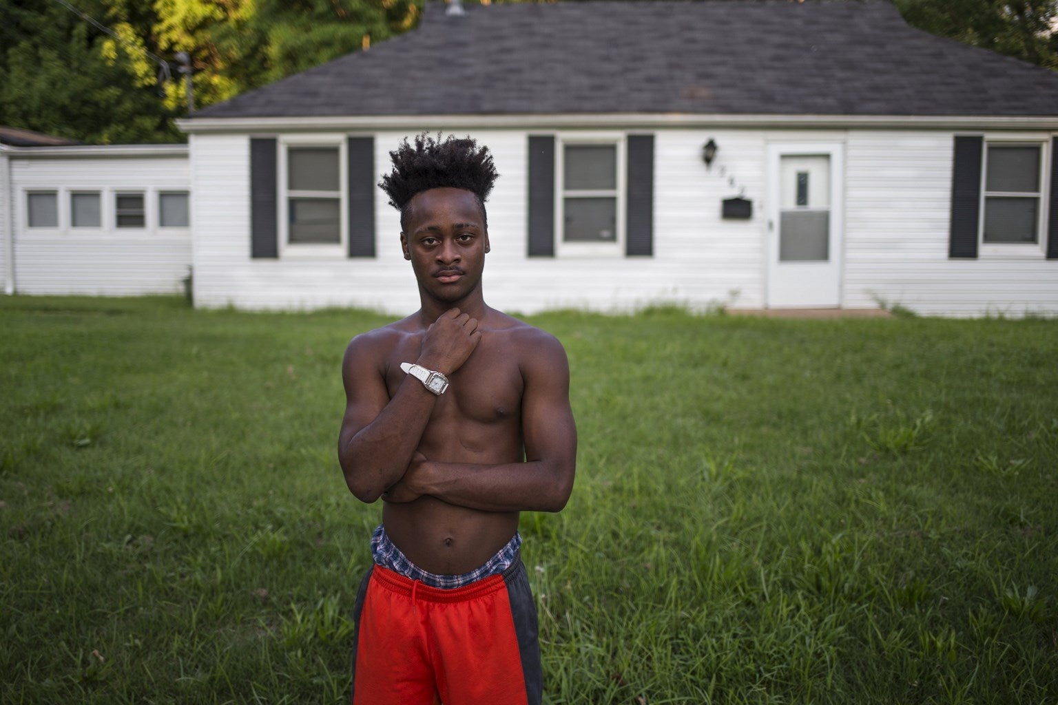 Hakeem Thomas, estudiante, posa para un retrato de pie delante de su residencia familiar en Ferguson, Missouri.