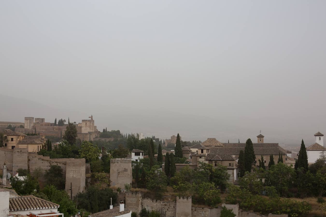 Vista de Granada con el polvo en suspensión