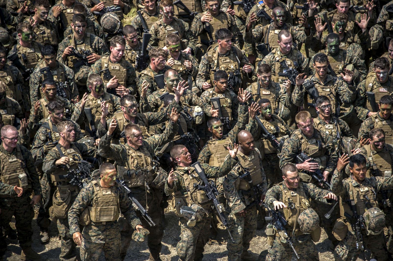 Marines estadounidenses gritan durante un ejercicio conjunto con los infantes de marina de Indonesia en la playa Banongan en Situbondo, en la isla oriental de Java.