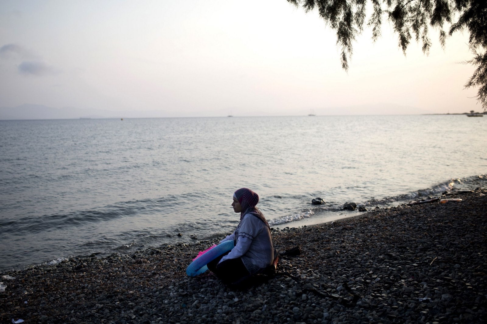 Una inmigrante Siria descansa en una playa de la isla griega de Kos, después de cruzar el mar Egeo entre Turquía y Grecia.