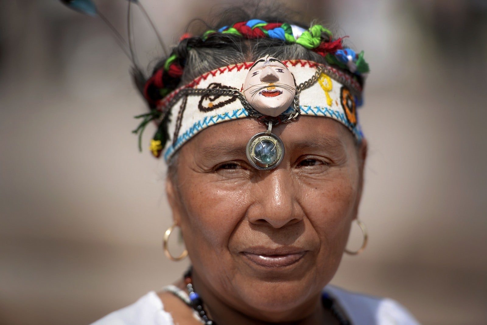 Una mujer indígena kakawiras participa en una ceremonia en conmemoración del Día Internacional de los Pueblos Indígenas del Mundo, en la Plaza de El Salvador del Mundo en San Salvador.