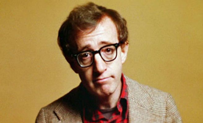 Woody Allen. Se trata de una persona que siente pavor por la muerte y los accidentes y por ello ha tomado la decisión de ponerse el termómetro cada dos horas y así asegurarse de que su temperatura corporal se encuentra bien. Además, intenta siempre viajar utiliza en aviones privados para evitar cualquier tipo de virus y para asegurarse de que el ambiente no está "infestado", utiliza una mascarilla