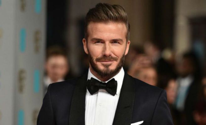 David Beckham. lgunos rumores dicen que padece un Trastorno Obsesivo Compulsivo (TOC). La razón por la que se cree que Beckham tiene esta alteración en su comportamiento es porque siempre va de blanco cuando está en casa, s tiene toda su ropa ordenada por colores y se compra ropa interior nueva cada quince días