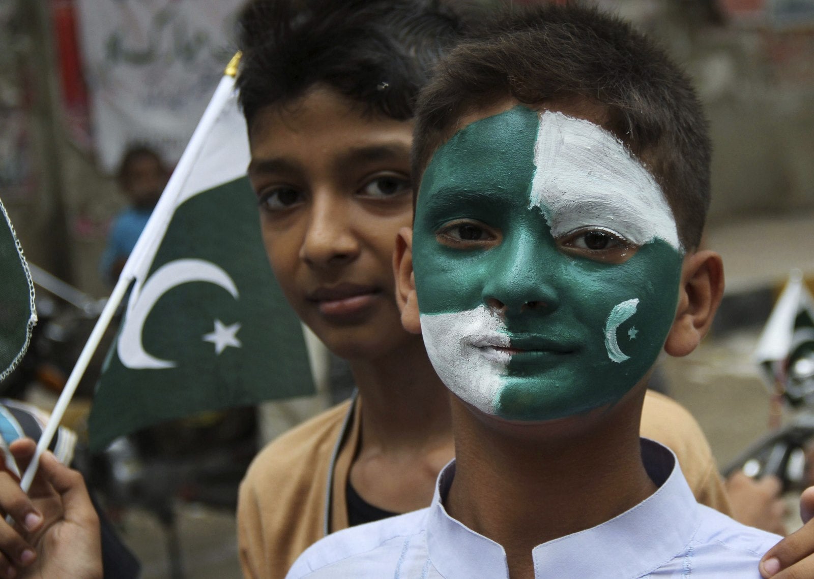 Dos niños asisten a las celebraciones que marcan el Día de la Independencia en Hyderabad (Pakistán).