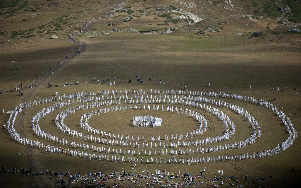 Miembros de un movimiento religioso internacional llamado la Hermandad Blanca realiza una danza ritual en la parte superior de la montaña de Rila, cerca Babreka lago, en Bulgaria.