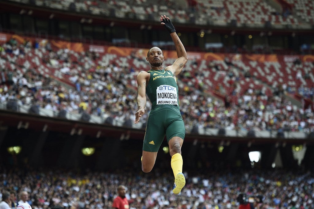 Godfrey Khotso Mokoena de Sudáfrica compite en la ronda de clasificación de salto de longitud en el Campeonato Mundial de la IAAF 2015 en el Estadio Nacional de Beijing.