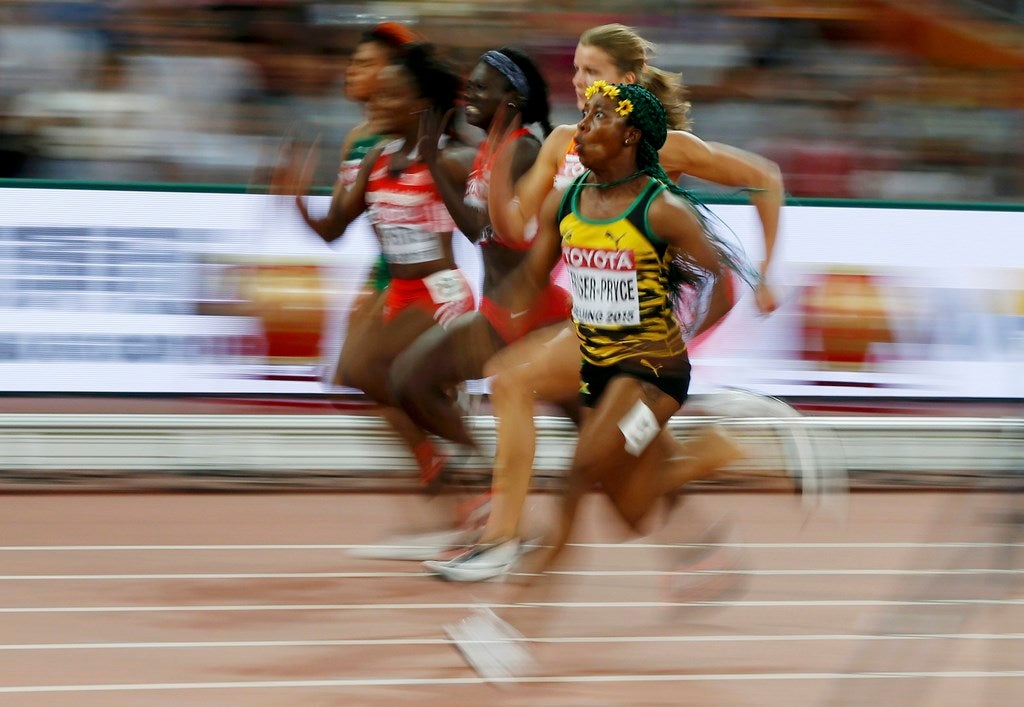 Shelly-Ann Fraser-Pryce de Jamaica compite en la final de 100 metros de los Campeonatos del Mundo de Atletismo en el Estadio Nacional en Beijing, China.