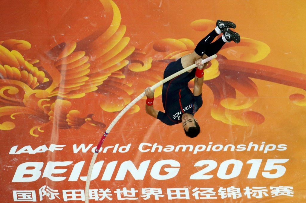 Renaud Lavillenie de Francia compite en salto de altura de hombres durante los Campeonatos del Mundo de atletismo en el Estadio Nacional en Beijing, China.