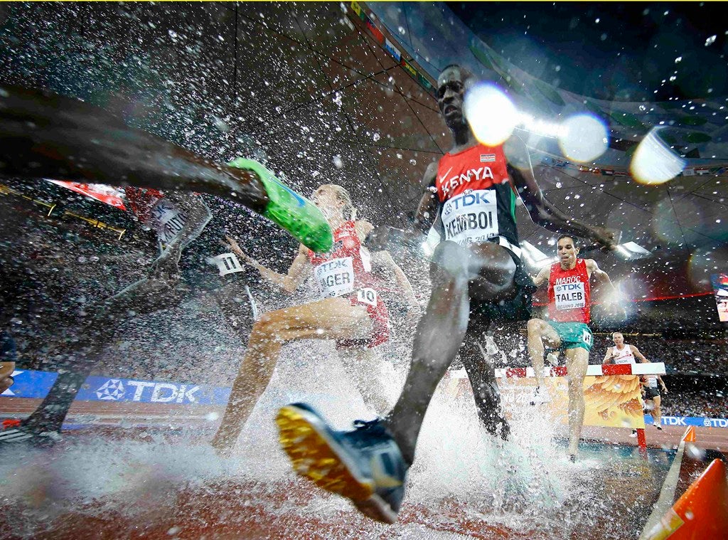 Ezequiel Kemboi de Kenia salta durante la final de 3000 metros obstáculos durante los Campeonatos del Mundo de atletismo en el Estadio Nacional de Pekín, China.