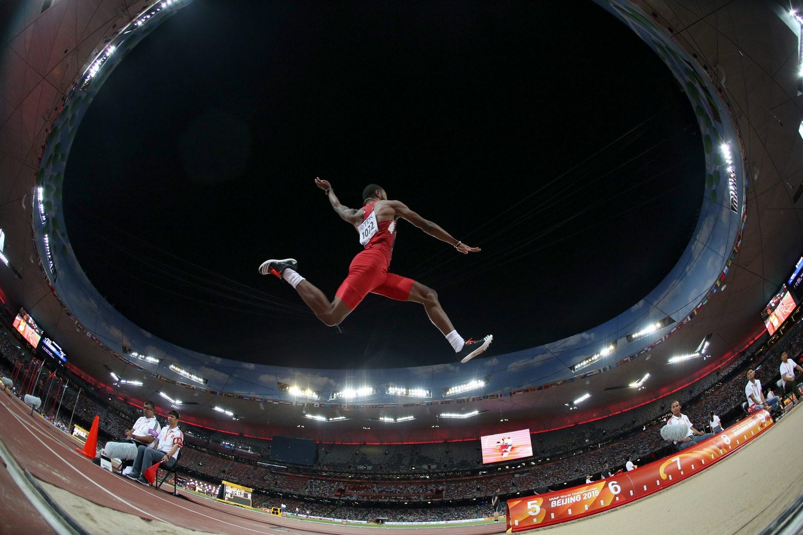 El norteamericano Mike Hartfield durante uno de sus saltos en la prueba de salto de longitud dentro de los Campeonatos del Mundo de Atletismo, que se celebran en el estadio del Nido del Pájaro, en Pekín.