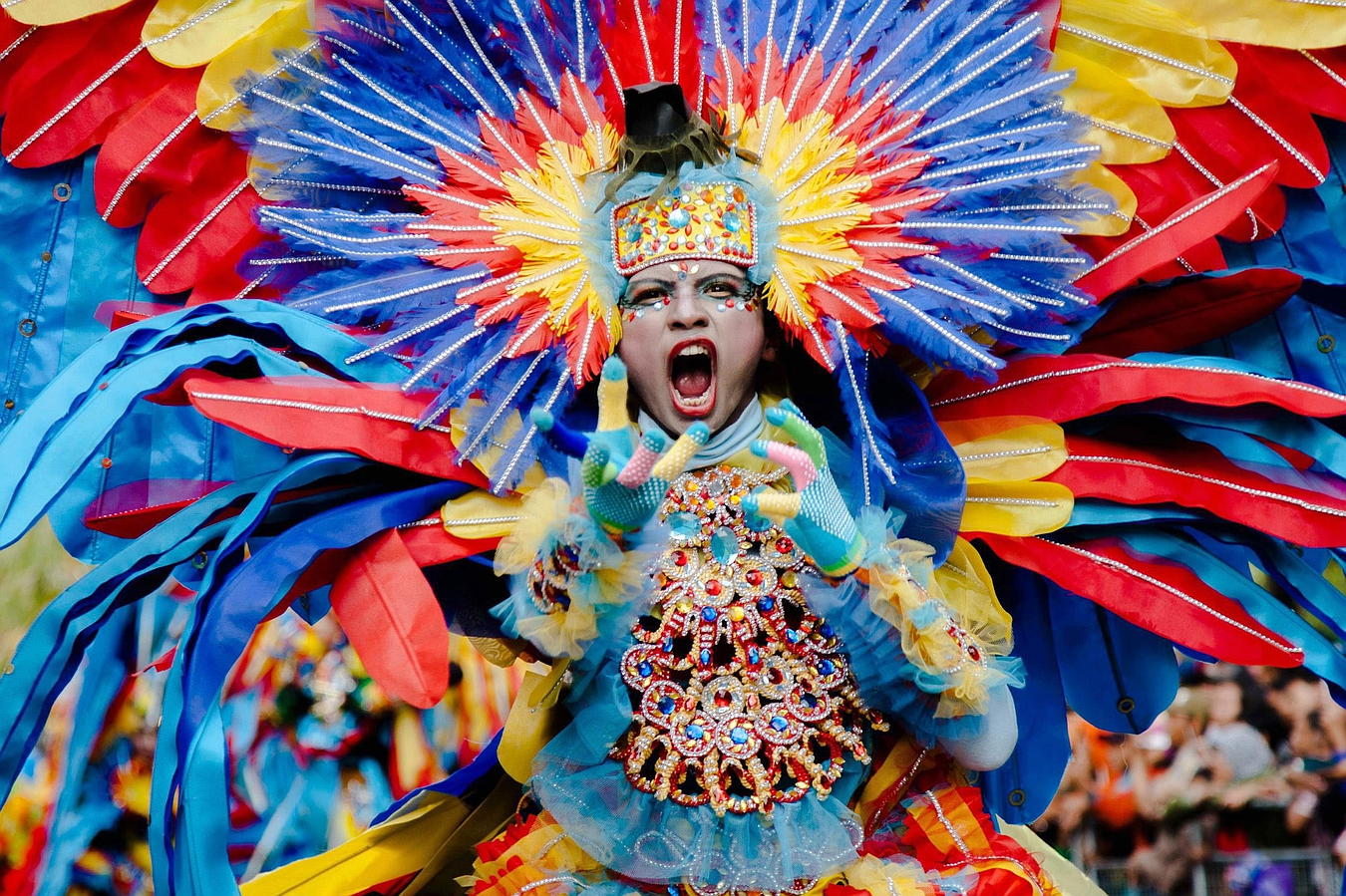 Un participante en un desfile de la 14a edicion del Carnaval de Moda en Jember, Java Oriental, Indonesia.