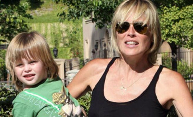 Sharon Stone. En mayo de 2005, la actriz Sharon Stone abandonó apresuradamente Londres, donde residía temporalmente para reunirse con su segundo hijo que estaba junto a la mujer que Stone pagó para tener al bebé
