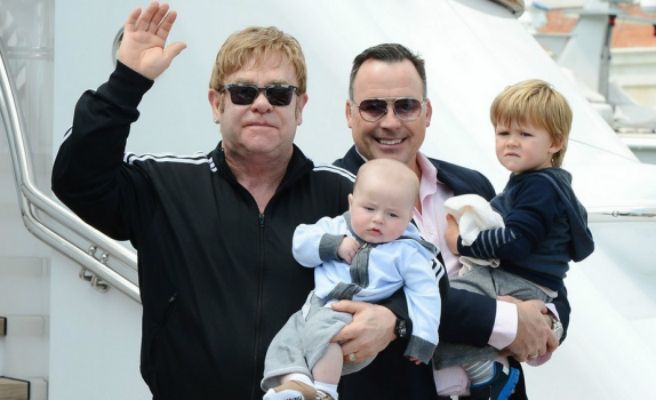 Elton John y su esposo, David Furnish. Se convirtieron en padres de un niño que nació en California a través de una tercera persona en la Navidad de 2010. El pequeño se llamó Zachary Jackson Levon Furnish John