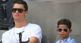 Cristiano Ronaldo. El futbolista internacional Cristiano Ronaldo, habría utilizado una madre de alquiler para tener a su hijo, que al parecer nació en Nueva York, en julio 2010
