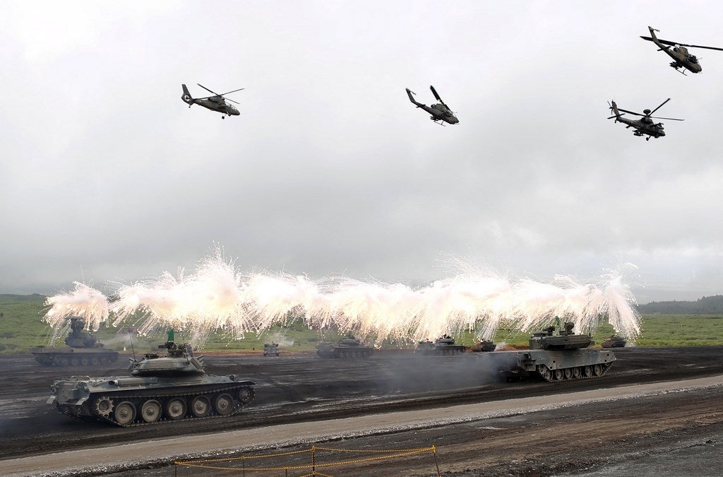 La fuerza de Autodefensa japonesa de tanques durante una sesión de entrenamiento anual cerca del monte Fuji en el campo de formación Higashifuji en Gotemba, al oeste de Tokio.