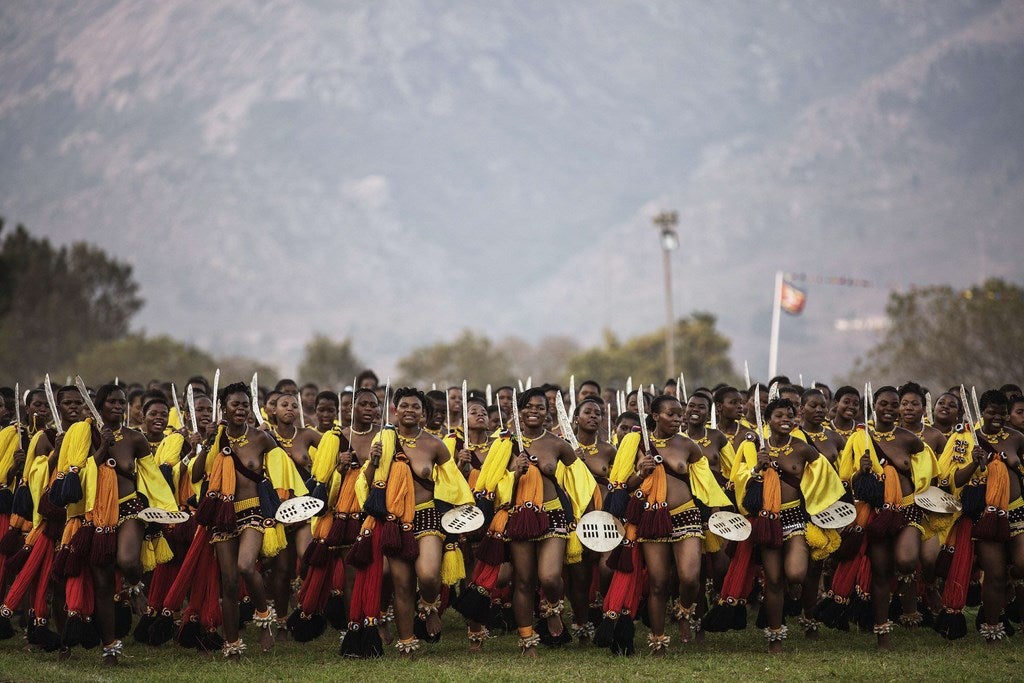 Doncellas de Suazilandia cantan y bailan durante el primer día de la danza anual "caña real" en el palacio Real Ludzidzini , de Lobamba, Swazilandia.