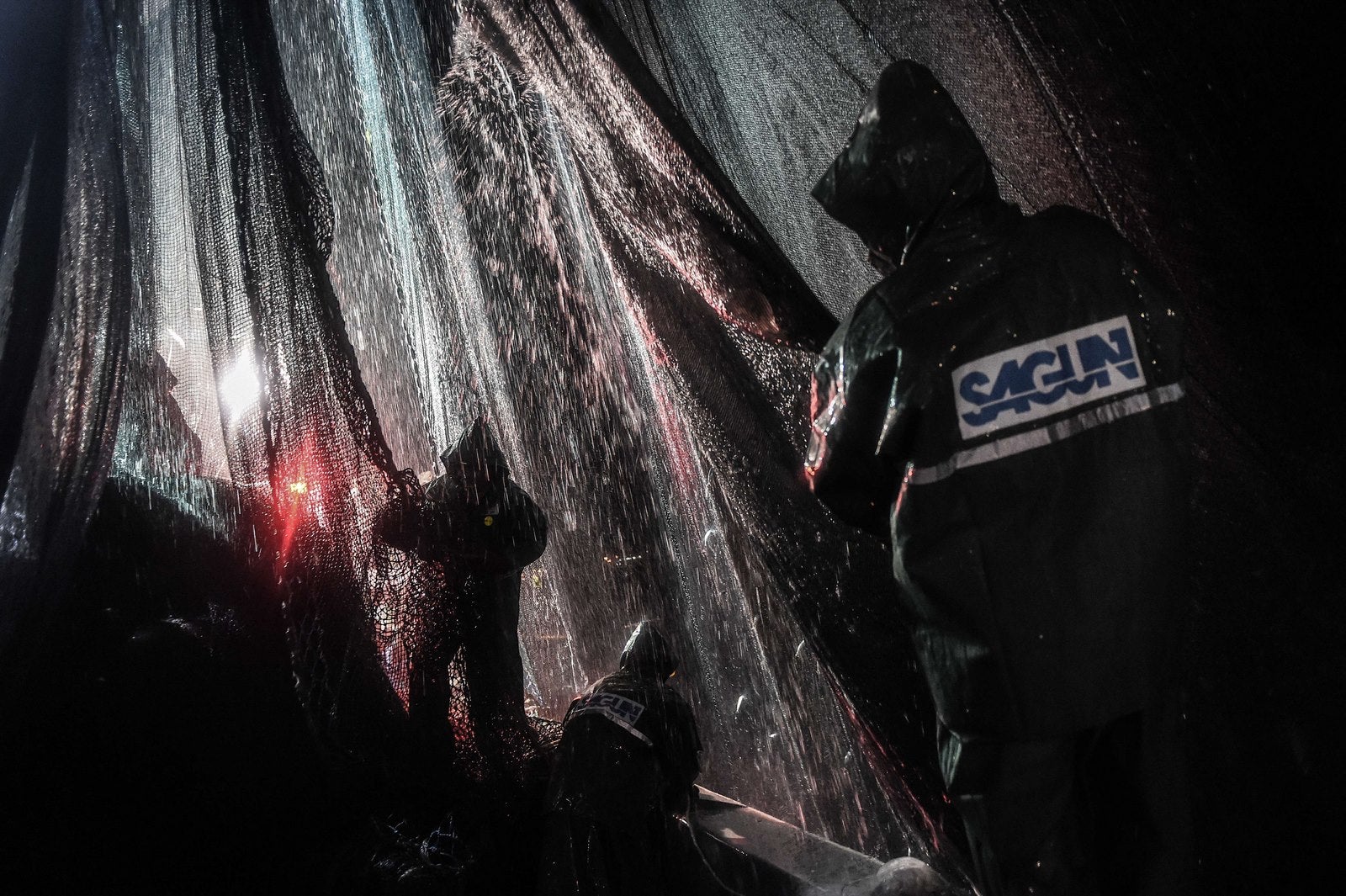 Pescadores tiran una red de pesca al mar en la apertura de la temporada de pesca en Estambul.
