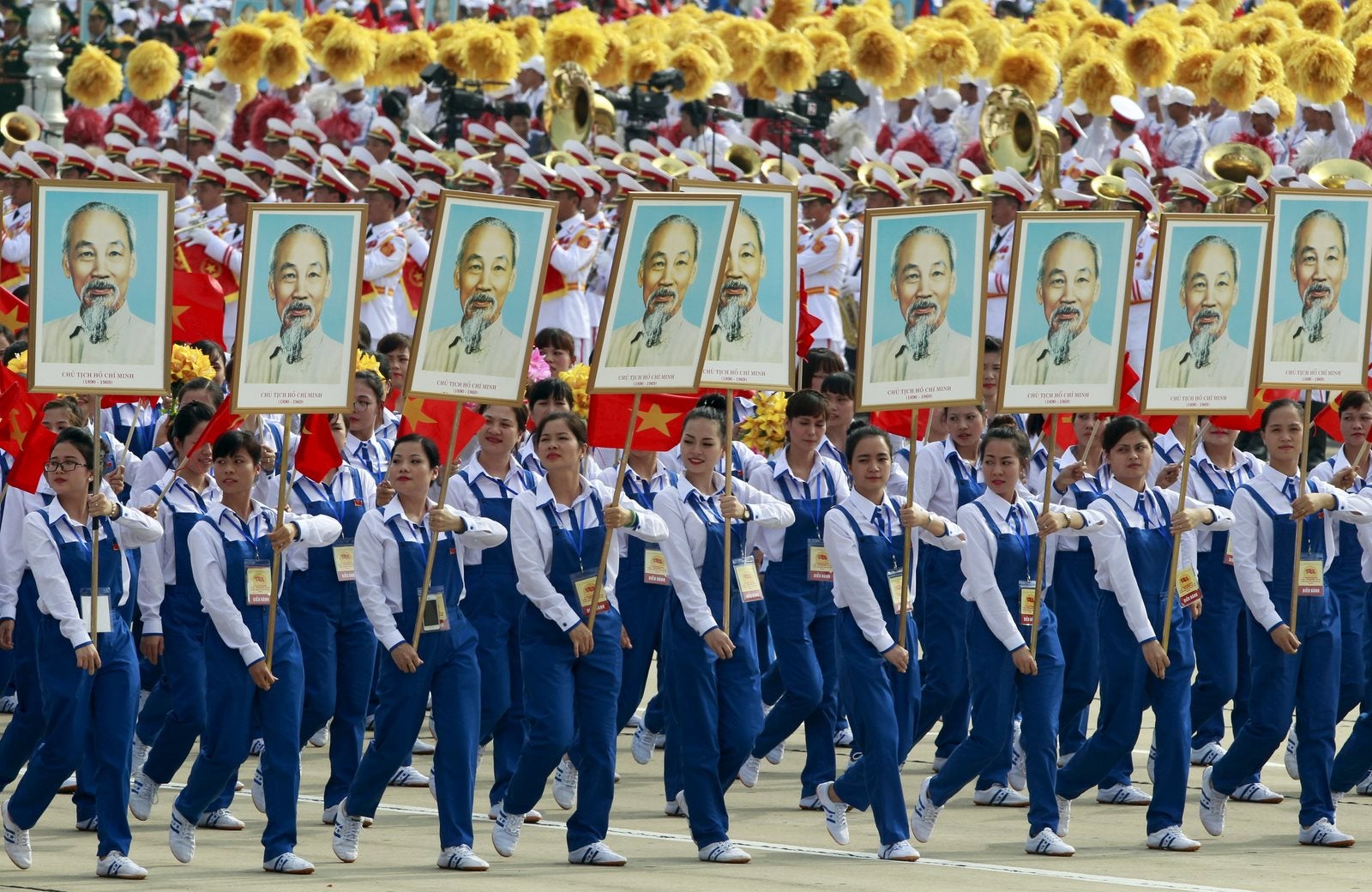 Los trabajadores llevan retratos del fallecido líder revolucionario vietnamita Ho Chi Minh durante un desfile que marca su 70 Día Nacional en la plaza Ba Dinh en Hanoi, Vietnam.