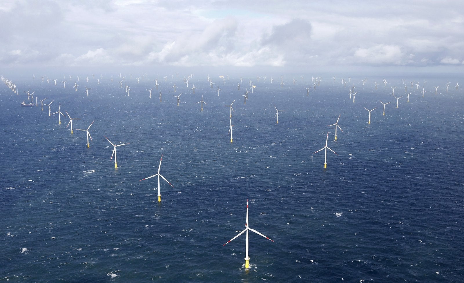 Generación de turbinas de molino de viento en el parque eólico de 'Amrumbank West' offshore en el mar del norte, cerca de la isla de Amrum, Alemania.