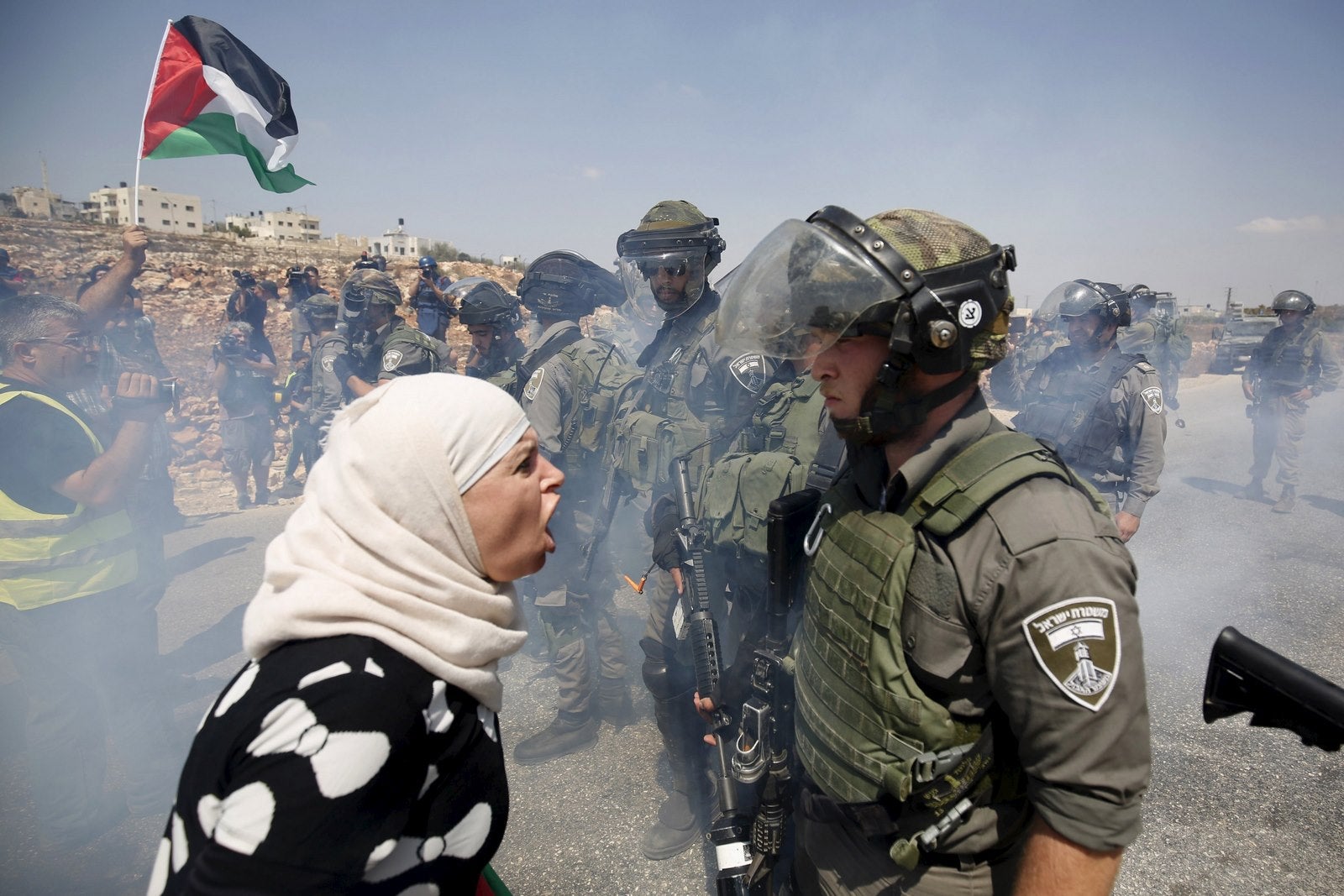 Una mujer palestina discute con un policía fronterizo israelí durante una protesta contra los asentamientos judíos en la aldea cisjordana de Nabi Saleh, cerca de Ramallah.