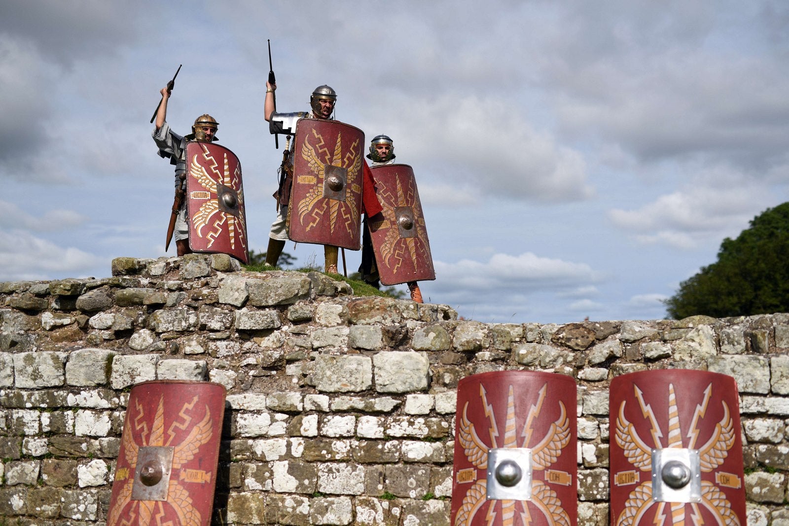 Soldados del ejército romano imperial posan para una fotografía para promover la historia de fin de semana del Patrimonio Inglés ", la Muralla de Adriano en vivo", en Birdoswald.