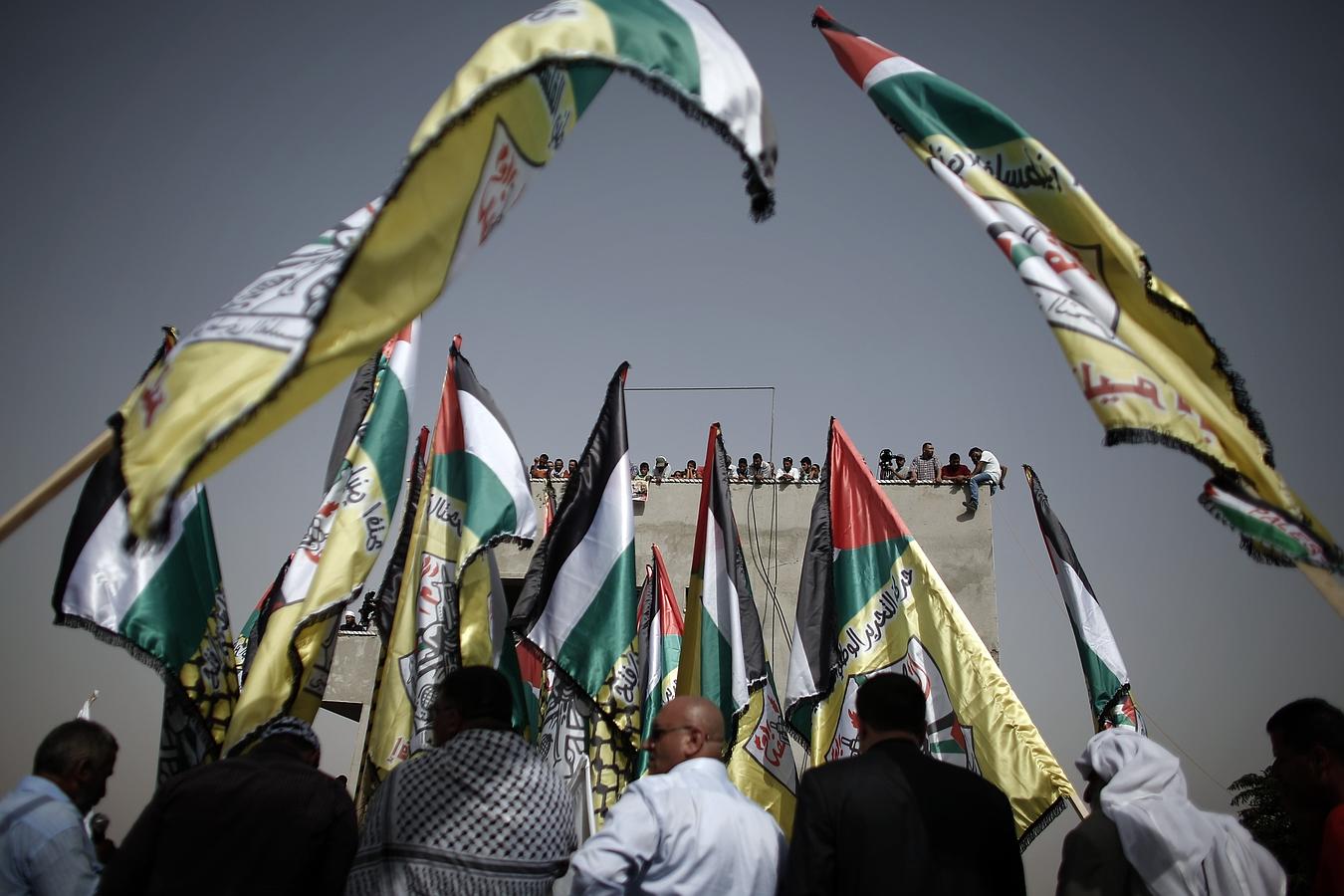 Banderas palestinss durante el funeral de Riham Dawabsha, la madre de un niño palestino muerto en el bombardeo julio.