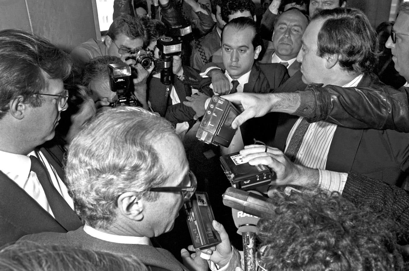 Ruiz-Mateos esperando al exministro de Economía Miguel Boyer.