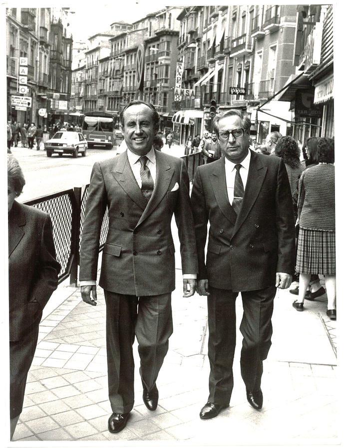 Camina junto a su hombre de confianza en Granada, Jesús Solana, por la calle Reyes Católicos. 25 marzo de 1987