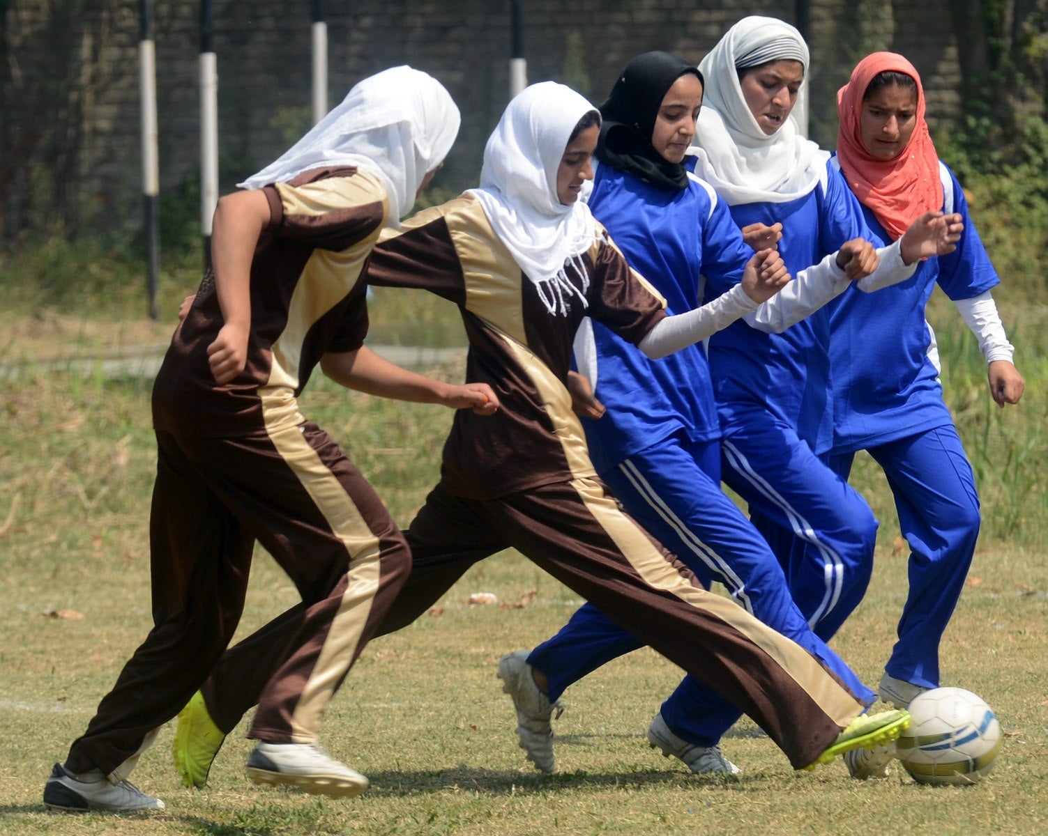 Estudiantes universitarios de Cachemira juegan en un partido de fútbol en la Escuela de Gobierno de la Mujer en Srinagar.