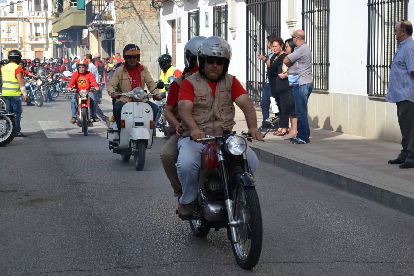 Salida de la XVIII Concentración de Motos Clásicas de Pinos Puente