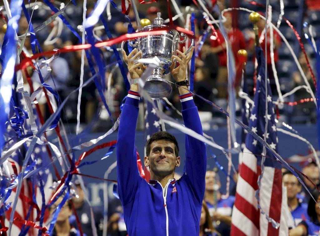 Novak Djokovic de Serbia sostiene el trofeo del US Open tras vencer a Roger Federer de Suiza en la final del torneo de tenis Open de Estados Unidos en Nueva York.