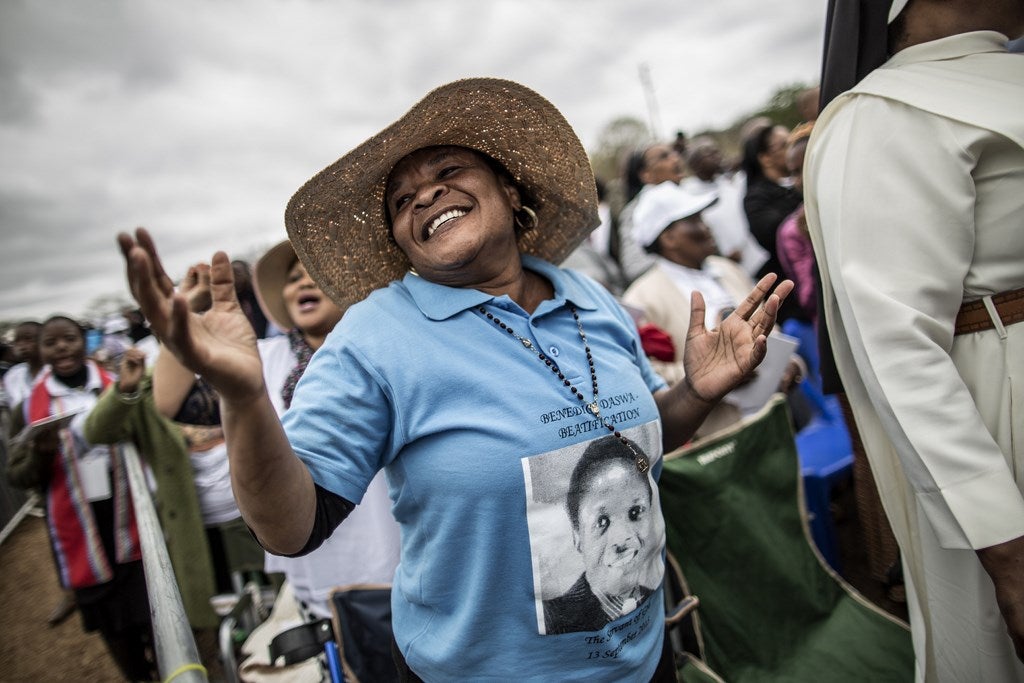 Adoradores<br/>Fieles bailan durante la misa de beatificación de Benedicto Daswa, en la aldea de Tshitanini, no lejos de la casa de Daswa en el norte de la provincia de Limpopo de Sudáfrica.