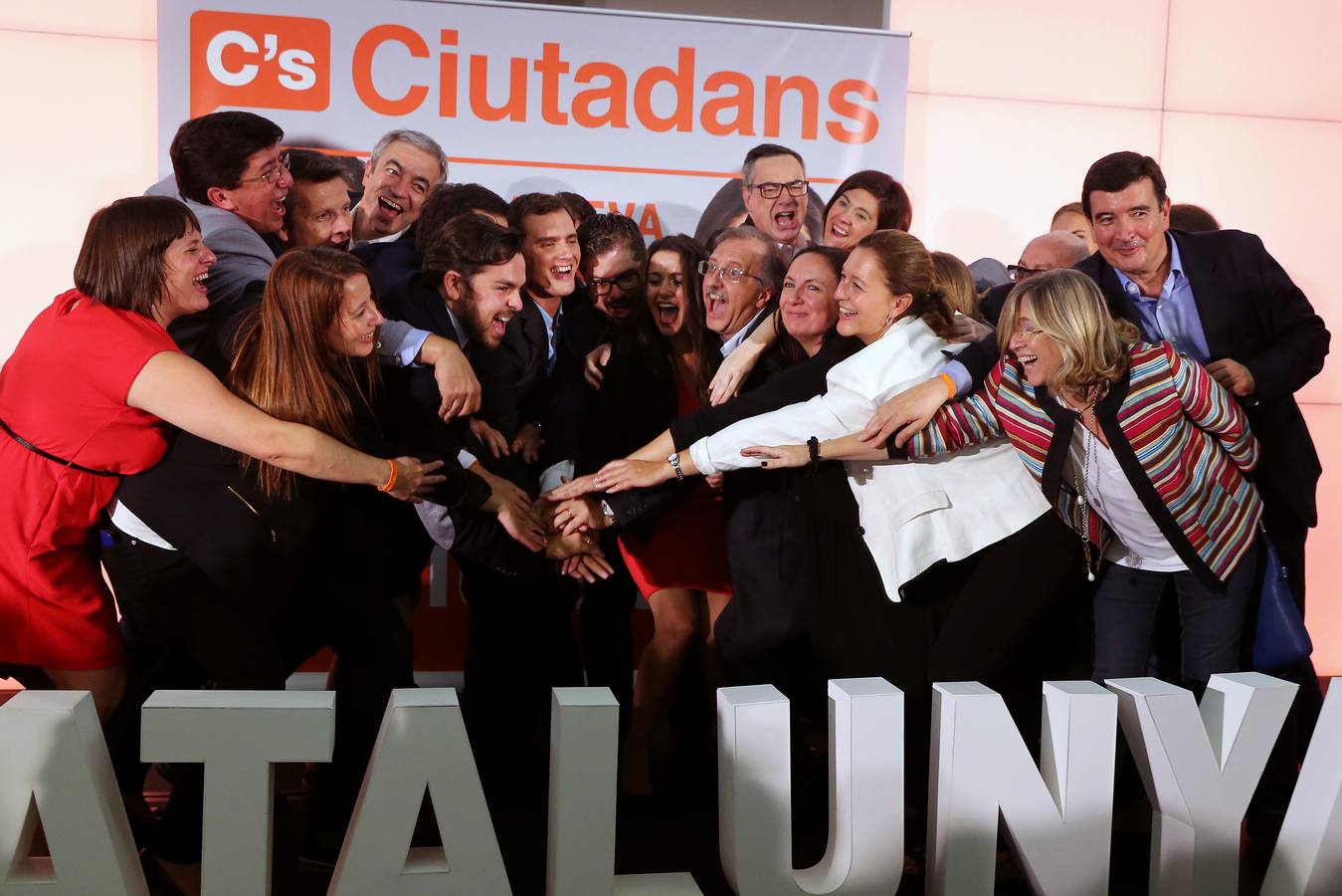 Miembros de Ciudadanos celebran los resultados obtenidos en los comicios de este domingo en Cataluña.