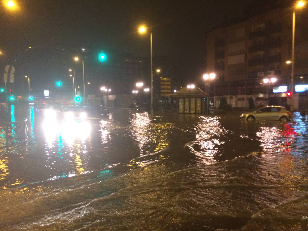 Una tormenta inunda Granada de madrugada