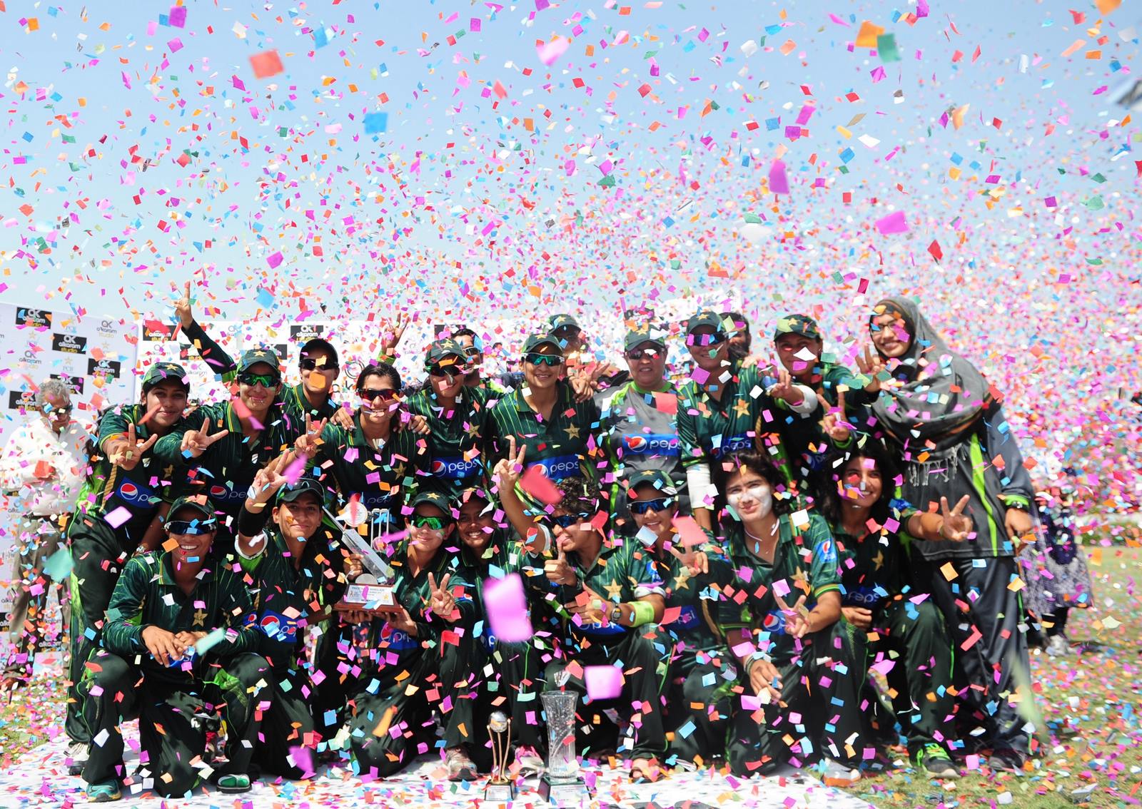 Mujeres jugadores de críquet celebran ganar la final del segundo y último partido T20 entre equipos de cricket los Pakistán y Bangladesh.
