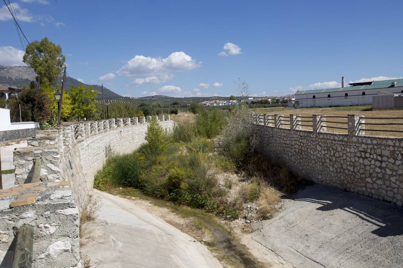 Tocón. El vistoso encauzamiento del arroyo de Tocón se desluce cuando se mira hacia el río.